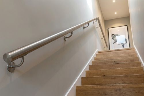 Main courante inox dans un escalier