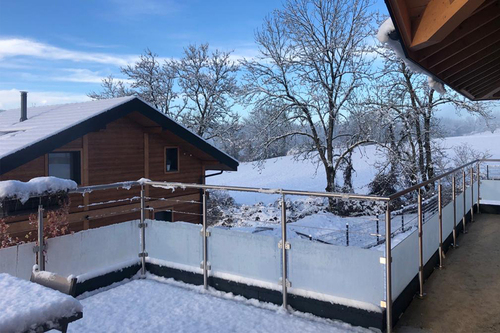 Garde-corps verre et cables sur terrasse en hiver